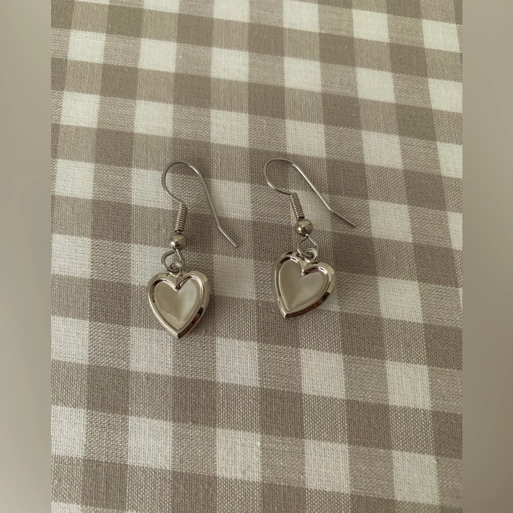 ⭐️SALE⭐️ NWOT Pretty Silver Heart & White Rose Earrings - Picture 2 of 3